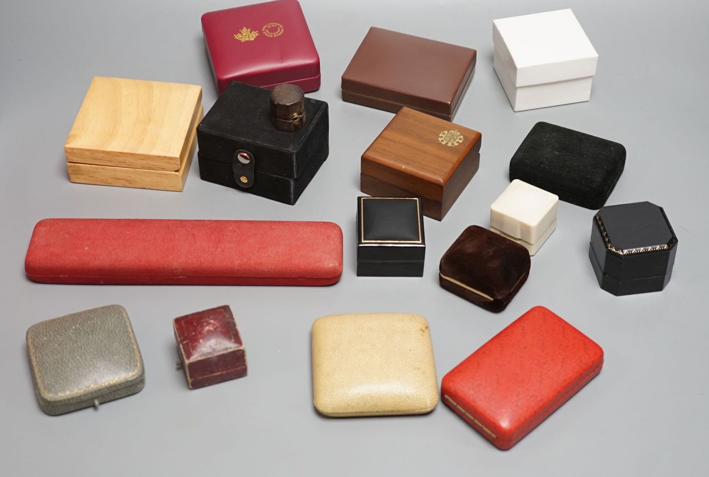 A quantity of various jewellery boxes.